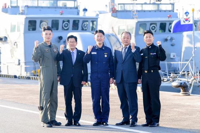 3대(代)에 걸쳐 해군의 역사를 이어가고 있는 천민기 소령 가족이 7일 포항항만방어대대 고속정 앞에서 기념촬영을 하고 있다. 왼쪽부터 천민욱 중사, 부친 천군도 씨, 천민기 소령, 백부 천외도 씨, 천승욱 소령. 해군 제공