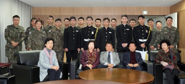 지난 8일 서울 송파구 올림픽공원 우리금융아트홀에서 육군창작 뮤지컬 ‘귀환’ 관람을 마친 6·25 전투영웅 유가족들과 육군5사단 유해발굴작전 참여 장병, 뮤지컬 출연 장병들이 간담회를 마친 뒤 함께 기념촬영을 하고 있다.  조종원 기자 