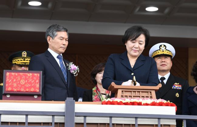 정경두 국방부 장관의 부인 김영숙 여사가 11일 울산시 현대중공업에서 거행된 2800톤급 신형 호위함 3번함 ‘서울함’ 진수식에서 손도끼로 함정과 연결된 진수줄을 절단하고 있다.     울산=조용학 기자