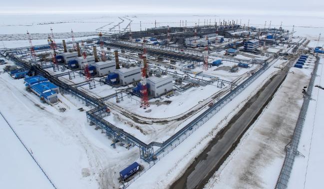러시아는 2010년 ‘야말 LNG 프로젝트’를 개시해 북극 주변에 매장된 석유·천연가스 운송에 필요한 물류기지를 건설하고 있다. 사진은 러시아 야말반도의 보바넨코보 가스전에서 가즈프롬사가 운영하는 가스처리시설.  연합뉴스 