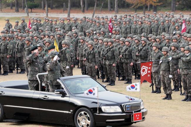 12일 육군30사단이 개최한 국기게양식에서 방성대 사단장과 우오현 명예사단장이 차량에 탑승해 장병들을 열병하고 있다. 이날 행사는 그동안 사단에 물심양면으로 도움을 준 우 명예사단장의 위촉 1주년 기념식과 연계돼 진행됐다.  고양=한재호 기자