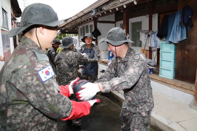 육군31사단 부사관단이 광주광역시 남구 일대에서 소외 이웃을 위한 ‘사랑의 연탄 나눔행사’를 하고 있다.  부대 제공
