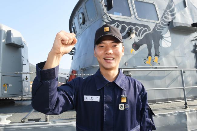 ‘2020 아시아 대학생 창업교류전’ 한국대표로 선발된 해군진해기지사령부 항만방어전대 소속 김현수 병장이 참수리 328호정 앞에서 기념사진을 찍고 있다.  부대 제공