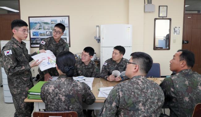 육군53사단이 역멘토링 방식으로 추진한 리더십 연구를 주도한 정비근무대 송채현 병장이 간부들 앞에서 연구 내용을 설명하고 있다.