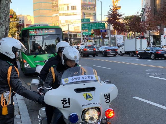14일 수도방위사령부 헌병단이 서울 방배역 일대에서 헌병 MC(Motor Cycle)로 수험생들의 이동을 돕고 있다.  부대 제공