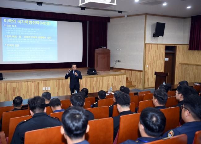 해군잠수함사령부가 14일 개최한 특별 안보강연에서 국방대학교 한용섭 교수가 동북아의 안보환경 변화와 우리 해군의 진로를 주제로 강연하고 있다.  사진 제공=장효실 중사