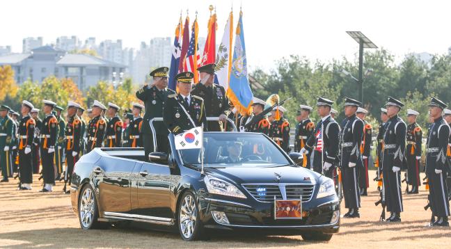 박한기(차량 뒷자리 왼쪽) 합참의장과 마크 밀리(차량 뒷자리 오른쪽) 미국 합참의장이 서울 용산구 합동참모본부에서 열린 제44차 한미군사위원회회의(MCM)에 앞서 열린 환영 의장행사에서 의장대 사열을 하고 있다. 두 합참의장은 다음날 국방부에서 열리는 제51차 한미안보협의회의(SCM)에 앞서 두 나라 군사 현안에 대해 논의했다. 이경원 기자