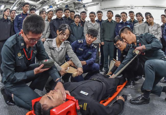 3군사관생도합동순항훈련 중인 육·해·공군 및 간호사관학교 2학년 생도들이 지난 15일 천자봉함에서 상황별 부상자 처치법을 실습하고 있다.   부대 제공