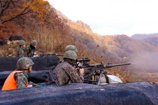 육군5사단 표범연대 장병들이 공용화기 사격훈련에서 K6 중기관총 실사격을 하고 있다.  부대 제공