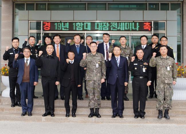 지난 15일 해군1함대에서 열린 ‘2019년 대잠전 세미나’를 마친 뒤 참석자들이 부대 앞에서 기념 사진을 찍고 있다.   부대 제공