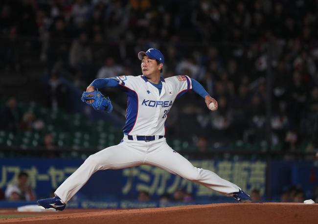 지난 12일 일본 지바 조조 마린스타디움에서 열린 2019 세계야구소프트볼연맹(WBSC) 프리미어12 슈퍼라운드 2차전 대만과 한국의 경기에서 한국 선발투수 김광현이 힘차게 공을 던지고 있다. 연합뉴스