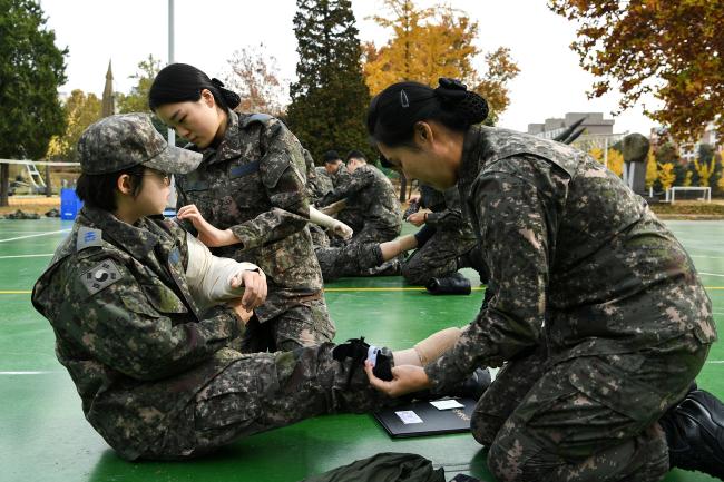 공군3방공유도탄여단 기본훈련 경연대회가 12일 시작해 28일까지 계속되는 가운데 참가 장병들이 응급처치 과목 평가를 수행하고 있다.  부대  제공