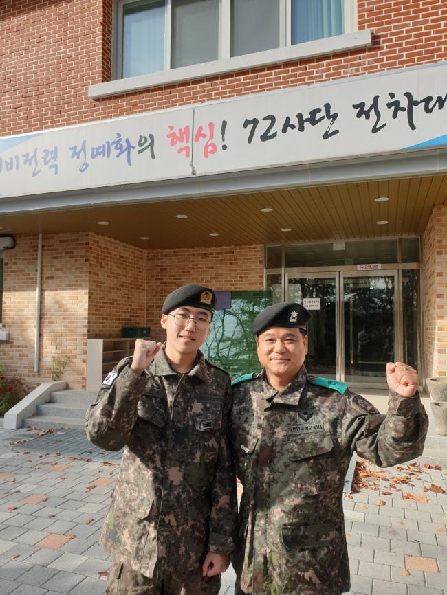 육군72사단 박종남(소령·오른쪽) 전차대대장과 강남욱 일병이 파이팅을 외치고 있다.  부대 제공