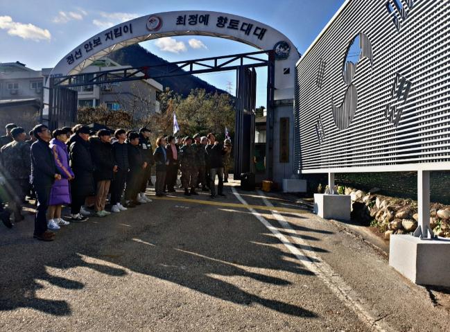 19일 육군36사단 정선대대에서 진행된 마을미술프로젝트 제막식에서 신희현 사단장을 비롯한 참석자들이 사회자의 작품 설명을 듣고 있다.  부대 제공