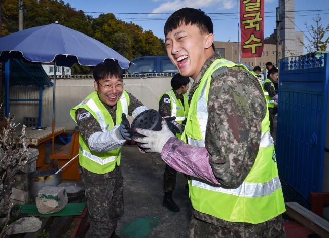 공군5공중기동비행단 부사관단 장병들이 19일 부대 인근 지역 생활보호대상자 가정을 방문해 연탄을 나르고 있다.
 사진 제공=노현우 하사