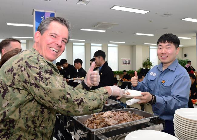 20일 해군작전사령부에서 진행된 주한미해군사령부(CNFK) 주관 미 추수감사절 기념 오찬 행사에서 CNFK 사령관이 해군작전사령부 장병에게 추수감사절 대표 음식을 나눠주고 있다.  부대 제공