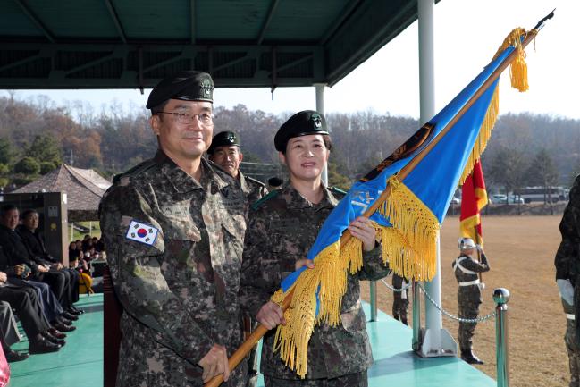 21일 육군항공작전사령부에서 열린 ‘제22·23대 항공작전사령관 이취임식’에서 서욱(왼쪽) 육군참모총장이 강선영 신임 사령관에게 부대기를 건네준 후 기념사진을 찍고 있다.    이천=조종원 기자