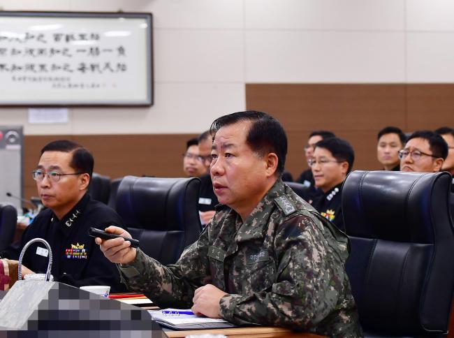 심승섭 해군참모총장이 21일 해군작전사령부 브리핑실에서 장병들에게 내실 있는 동계작전 시행과 해난사고 탐색구조작전 임무 완수를 당부하고 있다.   해군 제공