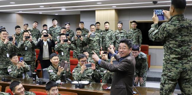 육군특수전사령부는 20일 한국사진학회장인 상명대학교 양종훈 교수를 초빙해 ‘사진으로 행복 만들기’라는 주제로 특별 강연을 진행했다. 이날 양 교수는 휴대전화를 이용해 좋은 사진을 촬영하는 방법과 노하우를 상세하게 설명해 장병들로부터 큰 호응을 얻었다. 특히 양 교수는 강연에서 “사진을 통해 마음을 담을 수 있어야 한다”고 강조했다. 

사진 제공=한성동 군무주무관