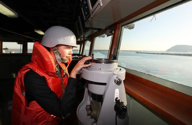 지난 20일 임미소 국방홍보원 홍보위원이 세종대왕함 함교에서 자이로리피터(Gyrorepeater)로 방위각을 측정하며 함교 당직사관 임무를 체험하고 있다. 