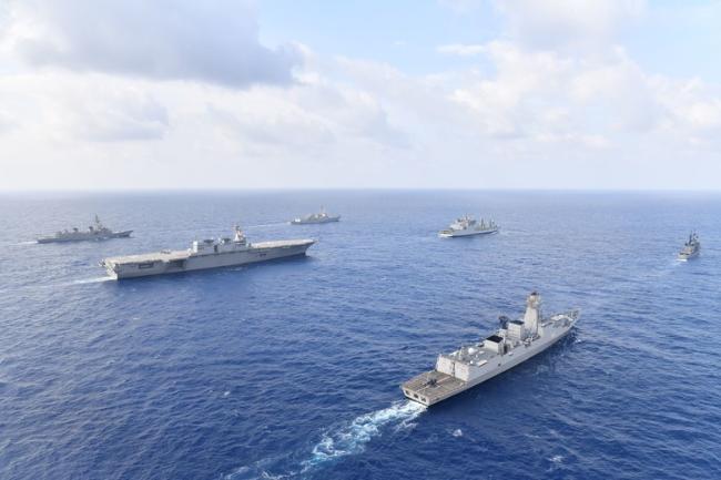 지난 5월 미국과 일본, 필리핀, 인도 등 4개국 군함이 영유권 분쟁해역인 남중국해를 항행하는 연합훈련을 벌이는 모습.  연합뉴스