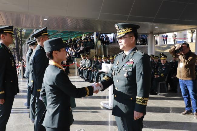 지난달 29일 육군부사관학교에서 개최된 ‘19-6·7·9기, 예비역 19-3기 부사관 임관식’에서 서욱(오른쪽) 육군참모총장이 박슬기 신임 하사에게 참모총장상을 수여한 뒤 악수로 격려하고 있다.  부대 제공