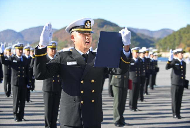 지난달 29일 해군사관학교에서 열린 ‘제127기 사관후보생 임관식’에서 신임 소위들이 임관 선서를 하고 있다. 부대 제공 