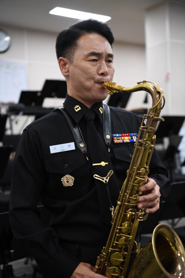 해군교육사령부 군악대 합주실에서 김기현 준위가 색소폰을 연주하고 있다. 사진 제공=권용식 중사