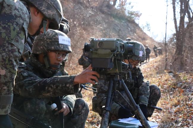 육군5사단 명문포병연대가 개최한 포술경연대회에서 참가 장병들이 포병표적관측장비(TAS-1K)를 이용한 표적 획득 및 사격 요구 절차를 평가받고 있다.  부대 제공