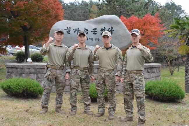 해군특수전전단 1특전대대에서 같이 근무하는 형제 부사관들이 UDT/SEAL의 ‘불가능은 없다’ 정신이 새겨진 표지석 앞에서 파이팅을 외치고 있다. 왼쪽부터 이승엽·이승제 하사, 남일웅 중사(진)·남형수 하사.  사진 제공=황규수 상사