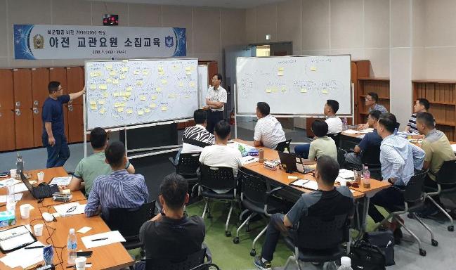 육군미래혁신연구센터 조상근(맨 왼쪽) 중령이 육군항공 야전 교관 요원들을 대상으로 ‘육군비전 2030’에 대해 설명하고 있다.  부대 제공