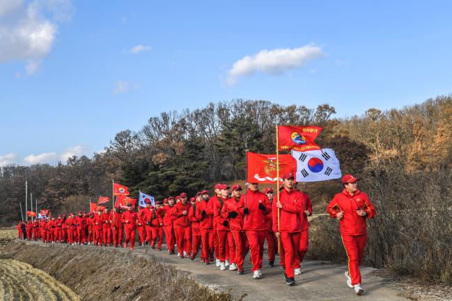 해병대2사단 백호여단 장병들이 지난 2일 김포 전방 수제선 일대에서 21㎞ 급속기동훈련을 실시하고 있다.  사진 제공=이홍섭 중사