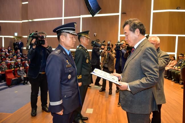 국방대학교 안보과정 졸업식이 5일 국방대 컨벤션센터 대강당에서 거행된 가운데 이낙연(오른쪽) 국무총리가 이국진 공군대령에게 대통령상을 수여하고 있다.  국방대 제공