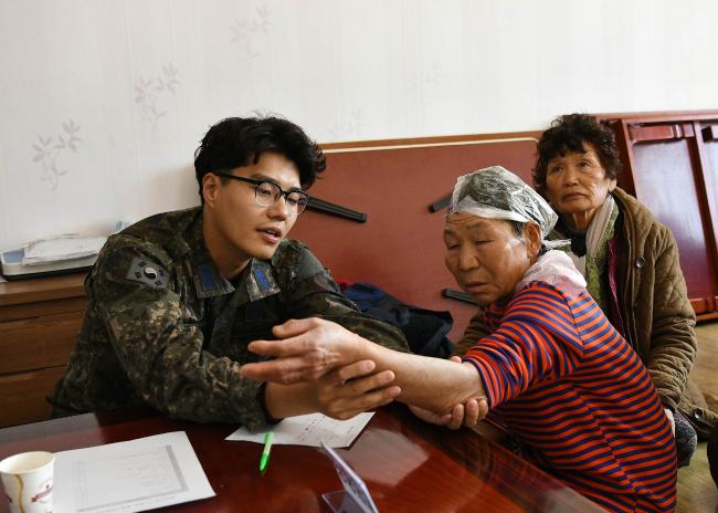 공군16전투비행단이 지난 3일 경북 상주시 회상2리 마을회관에서 의료 및 이·미용 봉사활동을 실시한 가운데 군의관이 의료 진료를 하고 있다. 사진 제공=양재성 일병
