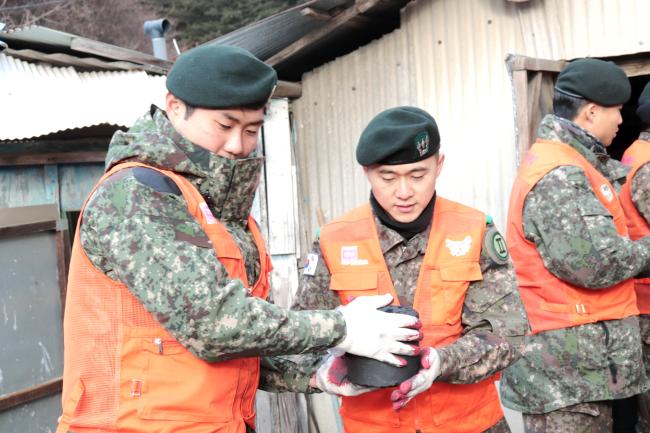 육군2군단 특공연대 장병들이 주위 어려운 이웃들에게 드릴 사랑의 연탄을 나르고 있다. 부대 제공
