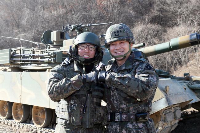 서욱(오른쪽) 육군참모총장이 5일 다락대 과학화훈련장을 찾아 훈련체계를 점검한 뒤 전역을 연기하고 훈련에 참가한 송우석 병장을 격려하고 있다. 