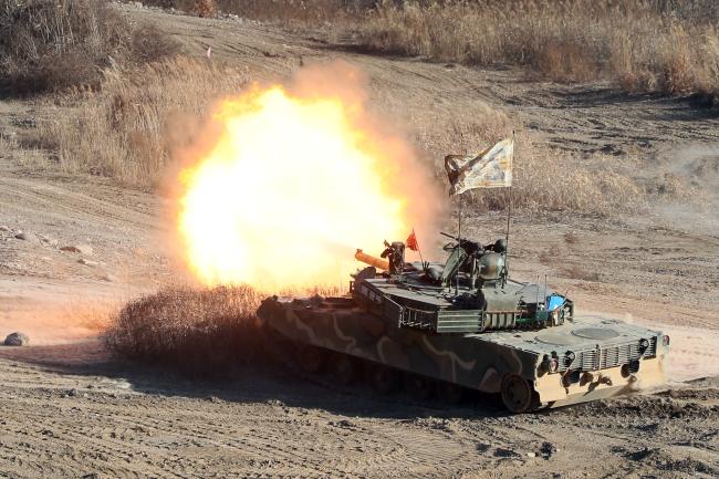 육군5기갑여단 불사조대대TF가 전투사격에 나선 5일 다락대 과학화훈련장에서 K1E1 전차가 표적을 향해 포탄을 발사하고 있다. 
