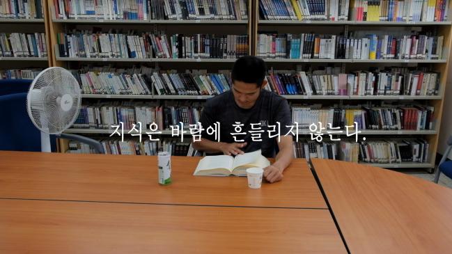 육군2작전사령부 1117공병단 영상제작 동아리가 ‘지력단련’을 주제로 만든 영상 속 한 장면. 전문강사의 지도를 바탕으로 동아리 병사들이 직접 기획·연출·편집을 하며 매월 1편의 작품을 완성하고 있다.  사진 제공=김도훈 하사