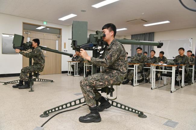 공군2방공유도탄여단이 지난 2일부터 오는 13일까지 후반기 신궁 운용요원 집체교육을 진행 중인 가운데 참가 요원들이 9일 신궁 전용 교육장에서 시뮬레이터에 탑승해 교육받고 있다.  부대 제공