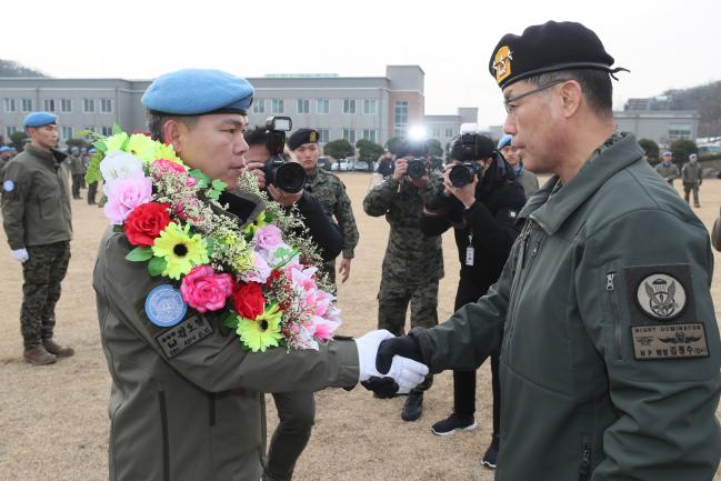 김정수(중장·오른쪽) 육군특수전사령관이 9일 인천시 계양구 국제평화지원단에서 열린 동명부대(레바논 평화유지단) 23진 환송식에서 김도열(대령) 파병준비단장을 격려하고 있다.  인천=한재호 기자