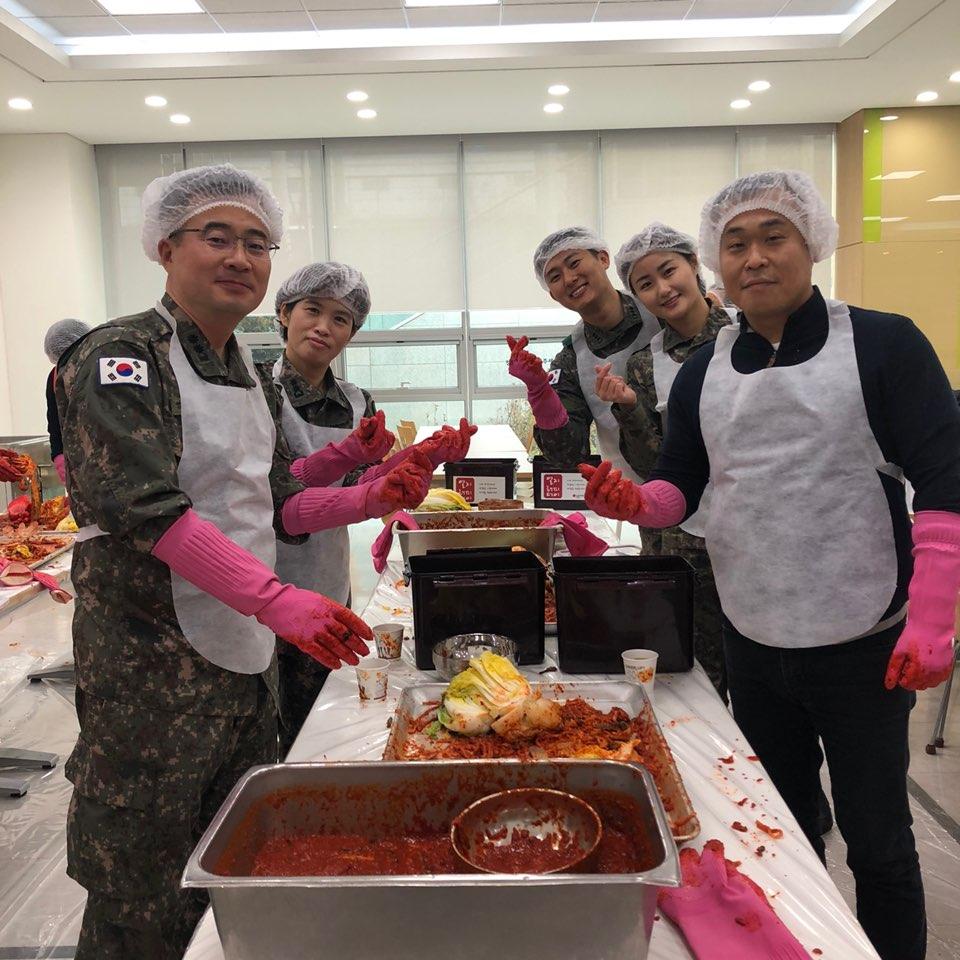 육군37사단 장병들이 지역 내 홀로 생활하고 계신 어르신들에게 나눠 줄 김장김치를 담근 뒤 기념 촬영을 하고 있다.  부대 제공