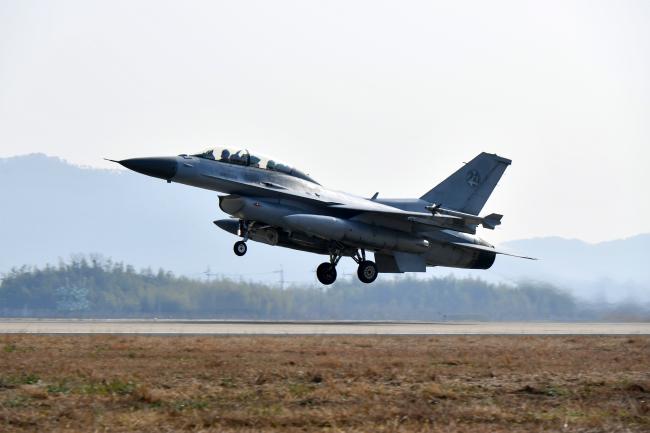 공군이 지난 6일부터 오는 12일까지 1전투비행단에서 소링 이글(Soaring Eagle) 훈련을 실시 중인 가운데 9일 KF-16 전투기가 훈련을 위해 이륙하고 있다.  사진 제공=서진철 상사