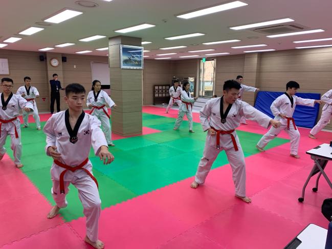 합동군사대학교 국방어학원 외국군 수탁장교들이 10일 교내 태권도장에서 열린 태권도 승단 심사에 참가해 그동안 갈고닦은 실력을 선보이고 있다.  합동대 제공