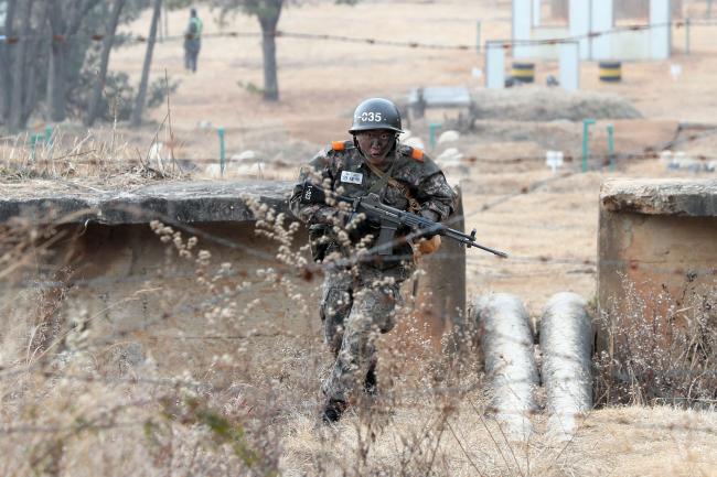 10일 충남 논산 육군훈련소 종합각개전투훈련장에서 19-86기 훈련병이 적 진지를 점령하기 위해 힘차게 돌격하고 있다.   논산=한재호 기자