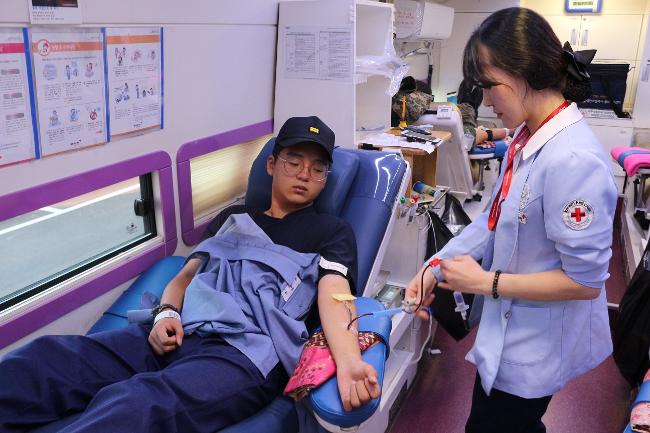 해군8전투훈련단 장병이 11일 희귀난치병으로 투병 중인 전우를 돕기 위한 헌혈을 하고 있다.