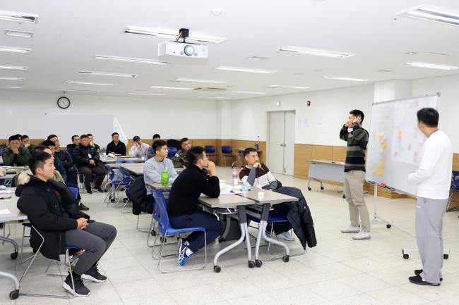 육군특수전사령부(특전사)가 10~12일 운영한 ‘2·3차 특전 혁신학교’에서 특전사 핵심 전투조직의 리더들이 ‘특전사 비전 2030’을 위한 발표와 토의를 하고 있다. 이번 혁신학교는 장병들의 창의적인 사고와 자유로운 소통을 활성화하고자 간편복을 입고 진행됐다.   부대 제공