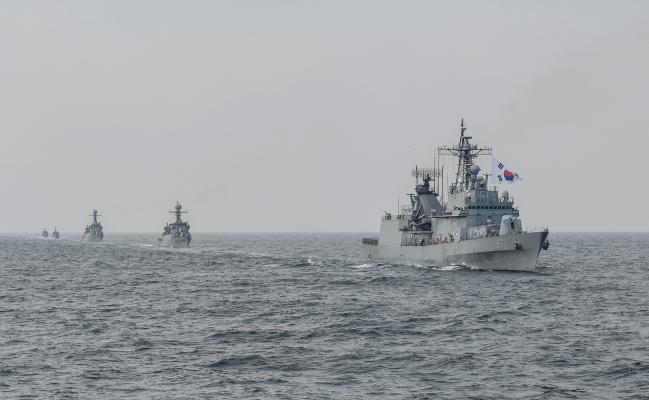 해군1함대 전투전대 기동훈련에 참가한 함정들이 11일 동해상에서 진형을 형성해 전술기동훈련을 하고 있다.  사진 제공=박보훈 중사