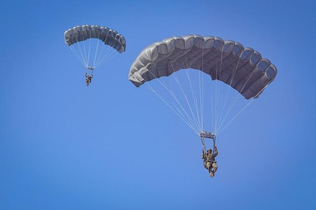 공군5공중기동비행단이 지난 9일부터 13일까지 진행한 2019년 후반기 공정통제사 전술종합훈련에서 참가 요원들이 무장강하를 하고 있다. 사진 제공=노현우 하사