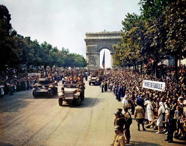1944년 8월 26일 자유 프랑스군이 에투알 개선문 앞을 행진하고 있다. 사진=미국 의회 도서관.
