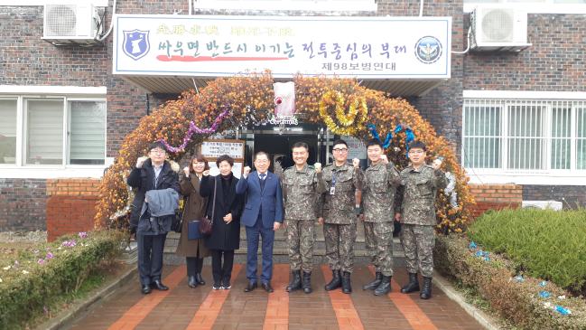 육군32사단 충절연대와 서산의료원이 MOU를 체결한 후 박재우(대령·오른쪽 넷째) 연대장을 비롯한 관계자들이 기념사진을 찍고 있다.  부대 제공 